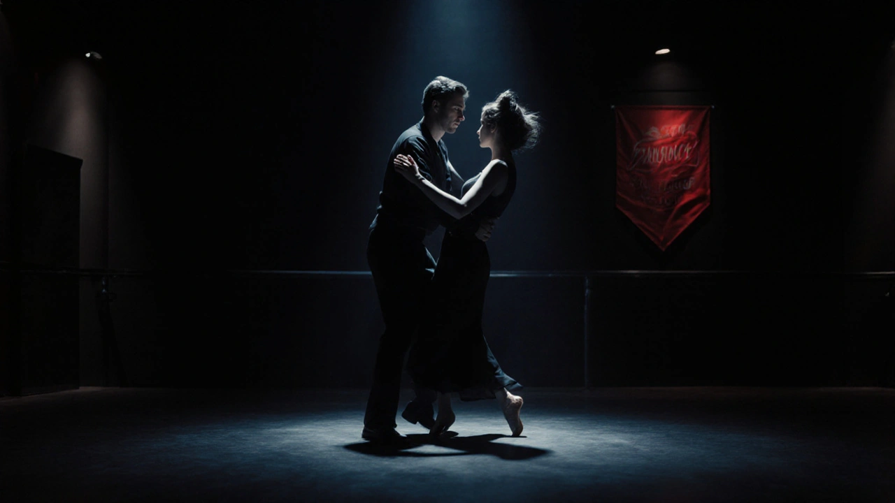 Le couple danse ensemble dans un studio sombre, symbolisant une nouvelle intimité.