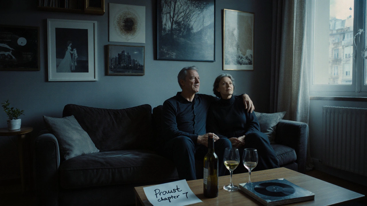 Un couple regarde un film noir et blanc dans un salon luxueux, avec un livre ouvert et un verre de vin sur la table.