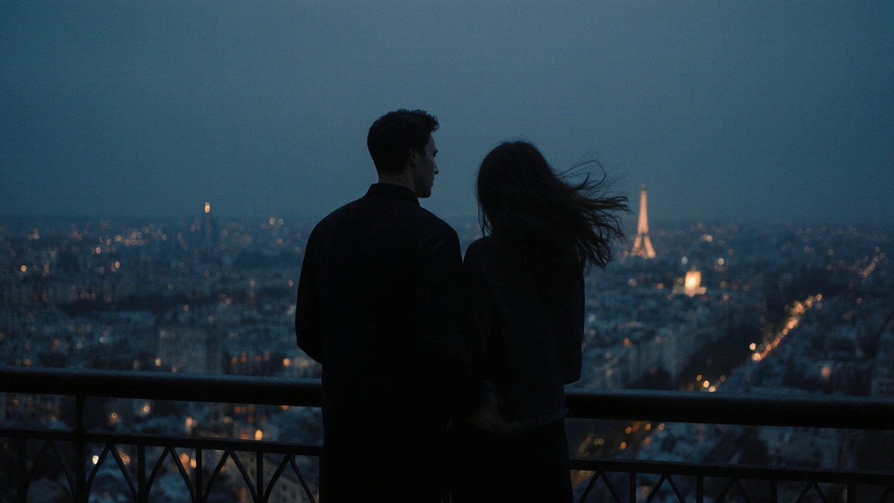 Un couple silencieux sur la terrasse de la Tour Montparnasse à minuit, la ville s&#039;éteint derrière eux.
