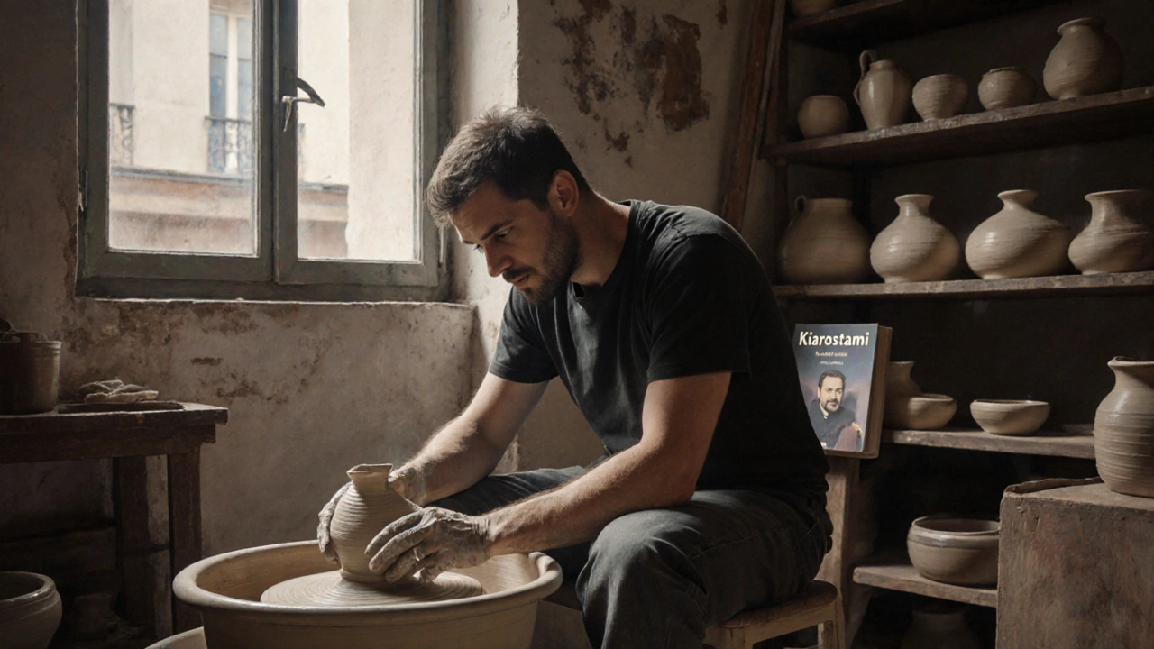 Un homme travaille l&#039;argile dans un atelier de céramique à Montmartre, calme et concentré.
