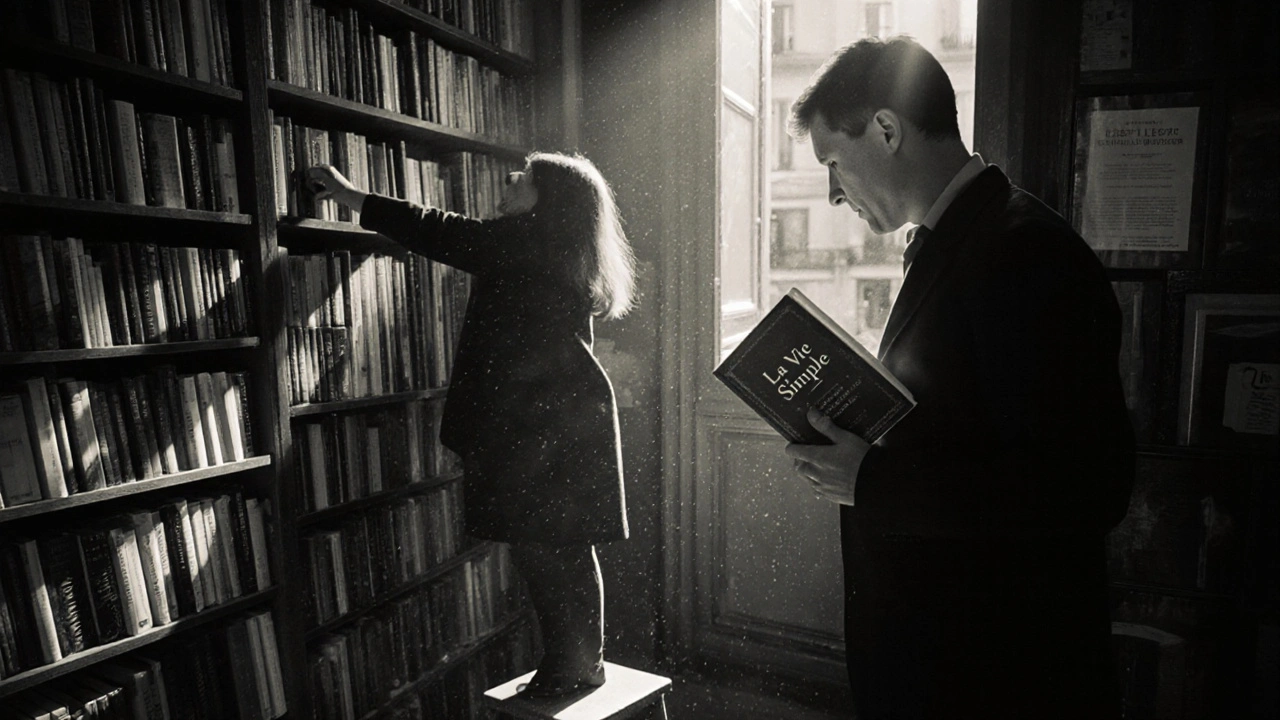 Une femme dans une librairie parisienne, un homme la regarde avec douceur sous une lumière dorée.