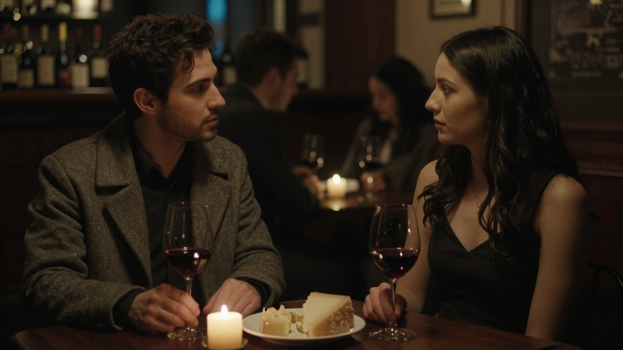 Deux inconnus partagent un moment silencieux dans un bar à vin, échangeant un regard intense sans se toucher.
