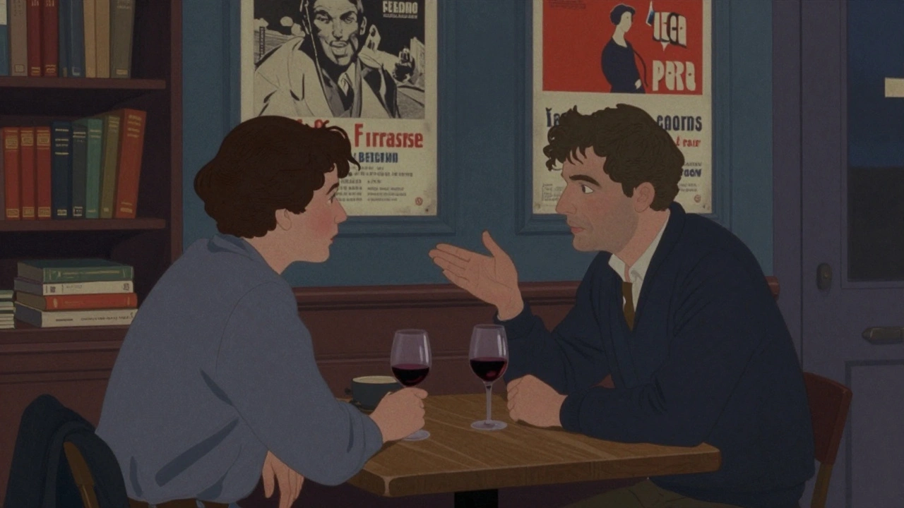 Deux personnes conversent en profondeur dans un lieu culturel parisien, sans téléphone, dans une ambiance chaleureuse et intime.