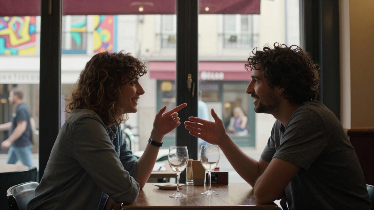 Deux personnes se rencontrent pour la première fois dans un bar animé de Montmartre, échangeant avec intérêt.