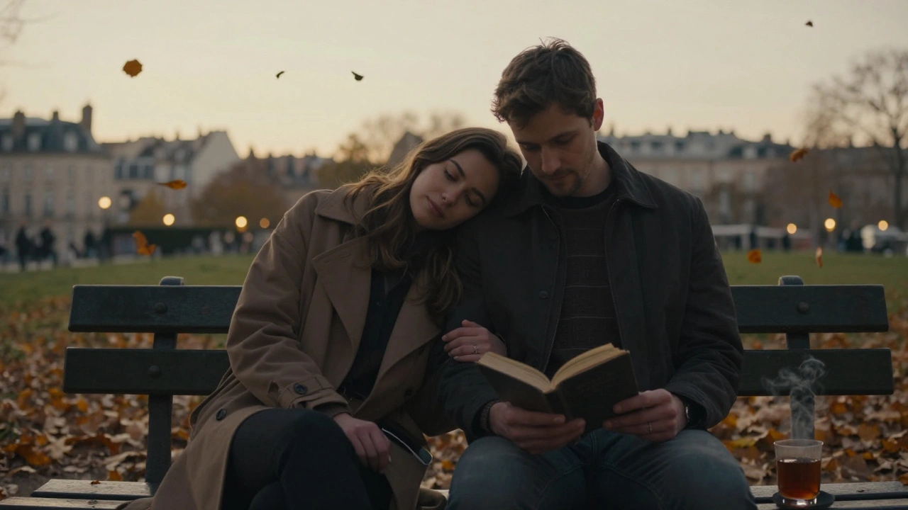 Un couple assis sur un banc de parc à Lyon au coucher du soleil, partageant un moment silencieux et apaisant.