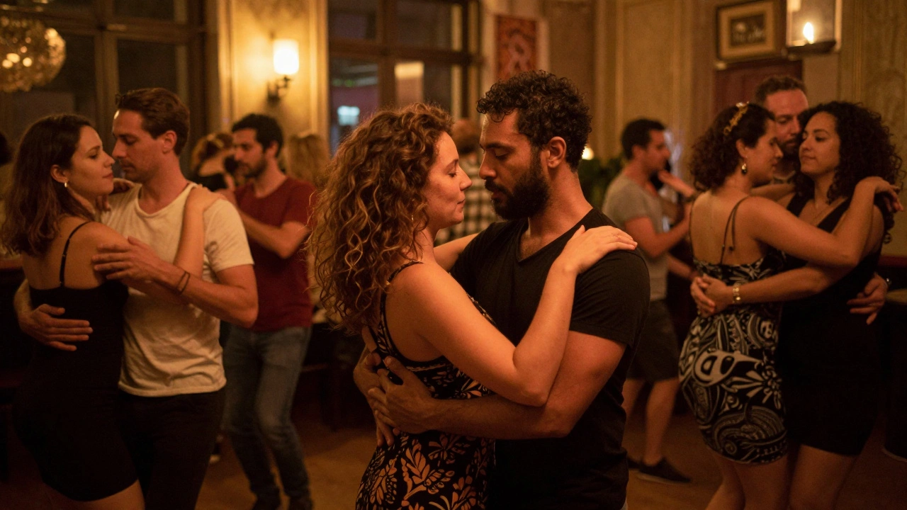 Un couple danse en synchronie dans un club parisien, entouré de gens qui bougent librement.