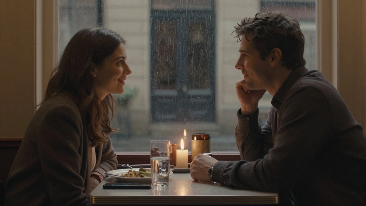 Un homme et une femme partagent un dîner silencieux et intime dans un petit bistrot.