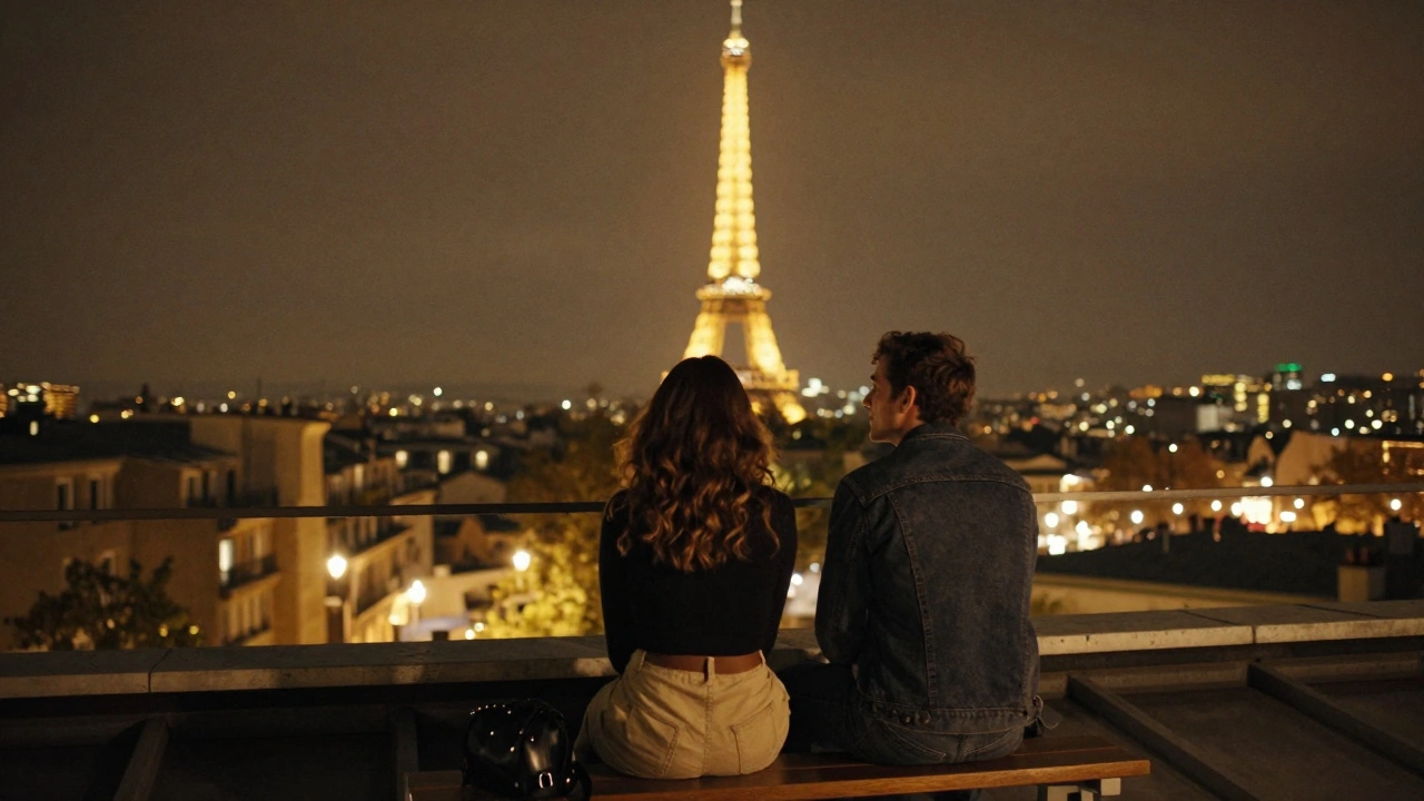 Un homme et une femme regardent la Tour Eiffel depuis une terrasse parisienne au crépuscule.