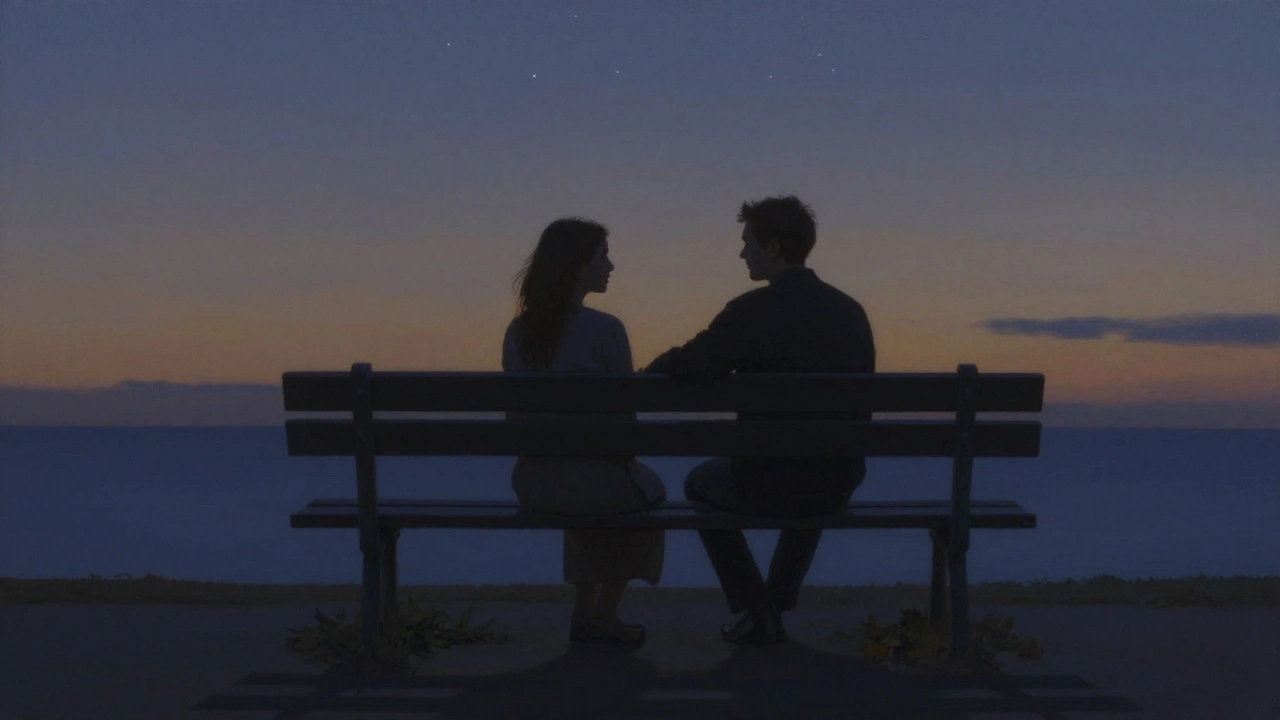 Deux silhouettes sur un banc de parc au crépuscule, mains proches mais non jointes, ombres qui se mêlent.