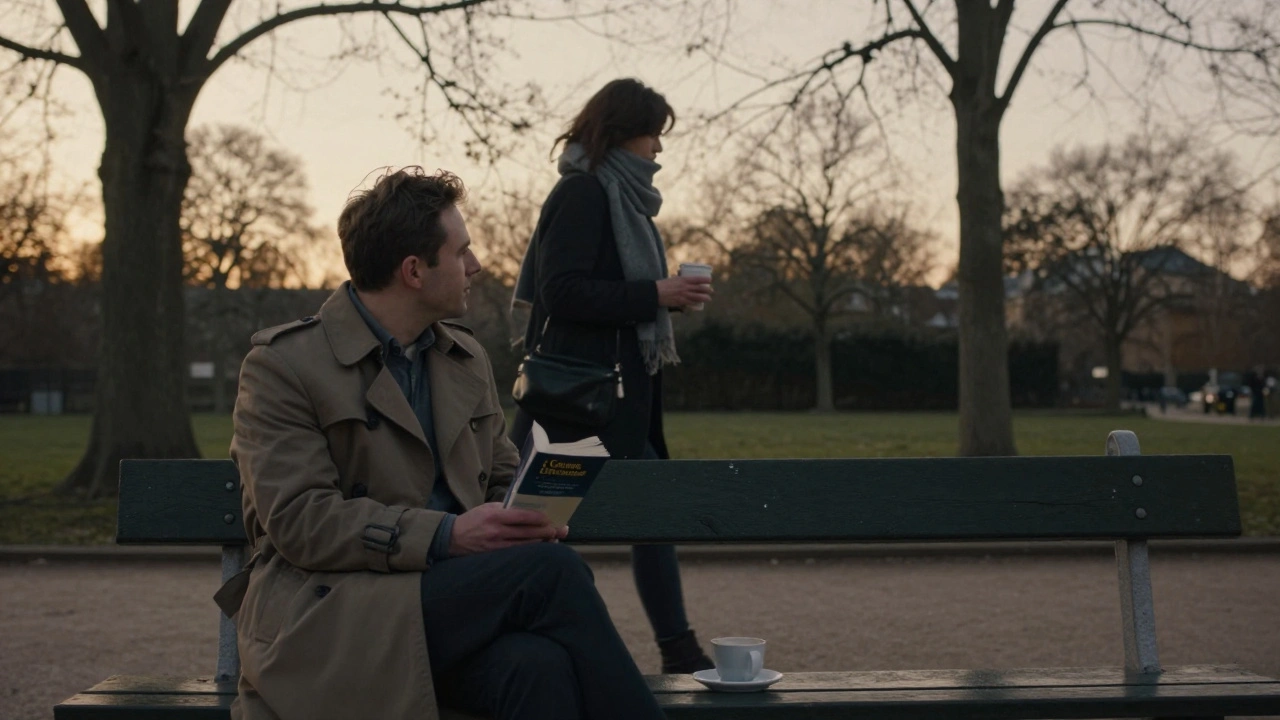 Homme et femme sur un banc au parc des Buttes-Chaumont, un livre et une tasse de café entre eux au crépuscule.