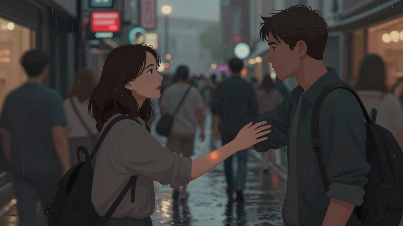 Une femme touche le bras d'un homme dans la rue bondée, regard intense, éclairage de soirée.