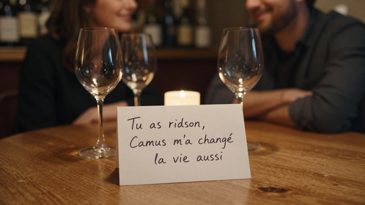 Une note manuscrite sur une table de bar à vin, avec deux verres de vin et une lueur chaleureuse.