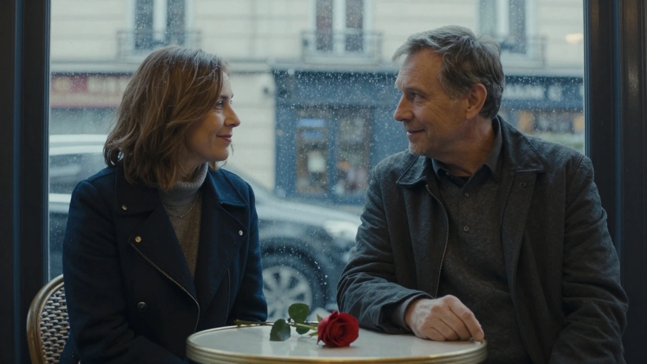 Deux personnes âgées en conversation intime dans un café parisien, sans gestes romantiques.