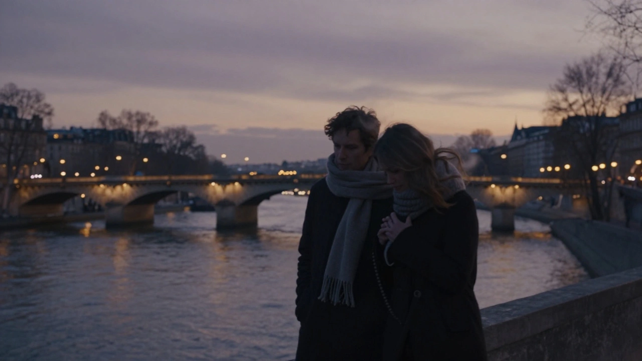 Deux personnes qui marchent côte à côte le long de la Seine au crépuscule, partageant une écharpe en laine.