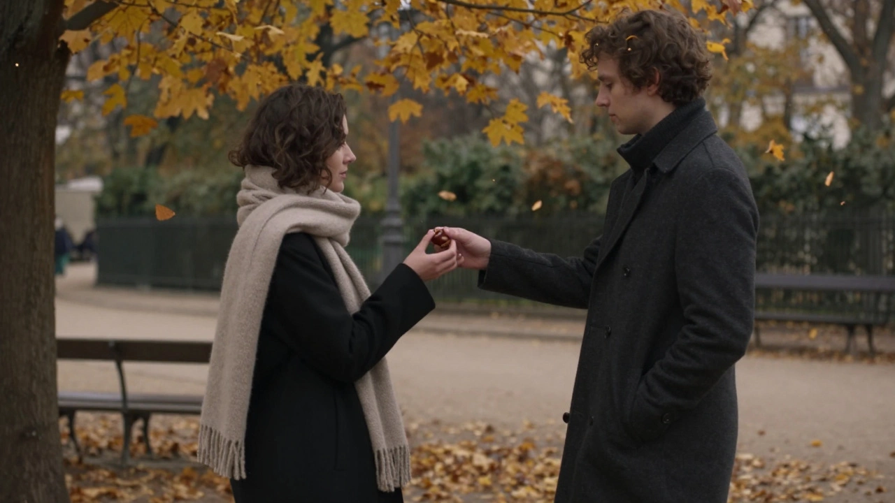 Une personne offrant une marron d'automne à son compagnon dans un parc parisien au crépuscule.