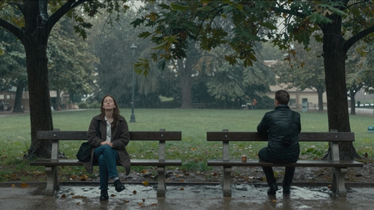 Deux personnes assises séparément dans le jardin du Luxembourg sous la pluie, partageant une présence silencieuse.