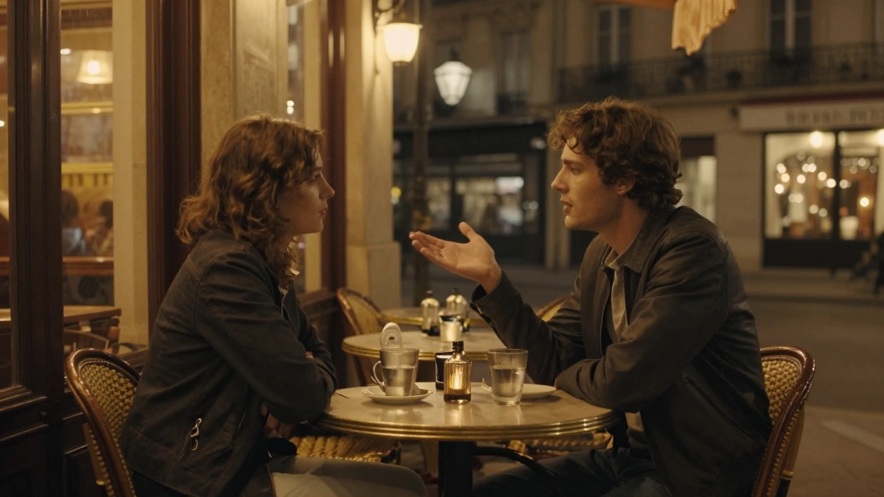 Deux personnes discutant à une terrasse de café parisien la nuit.