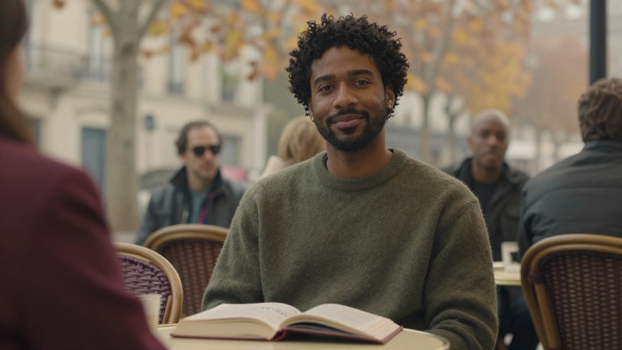 Individu détendu dans un café de Montparnasse avec ambiance douce