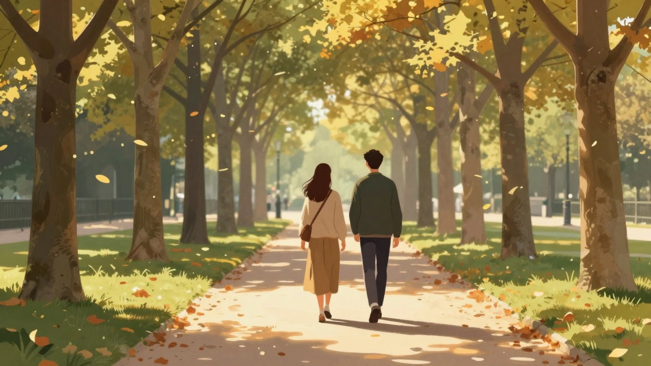 Paire marchant côte à côte dans un parc verdoyant lors d'un rendez-vous.