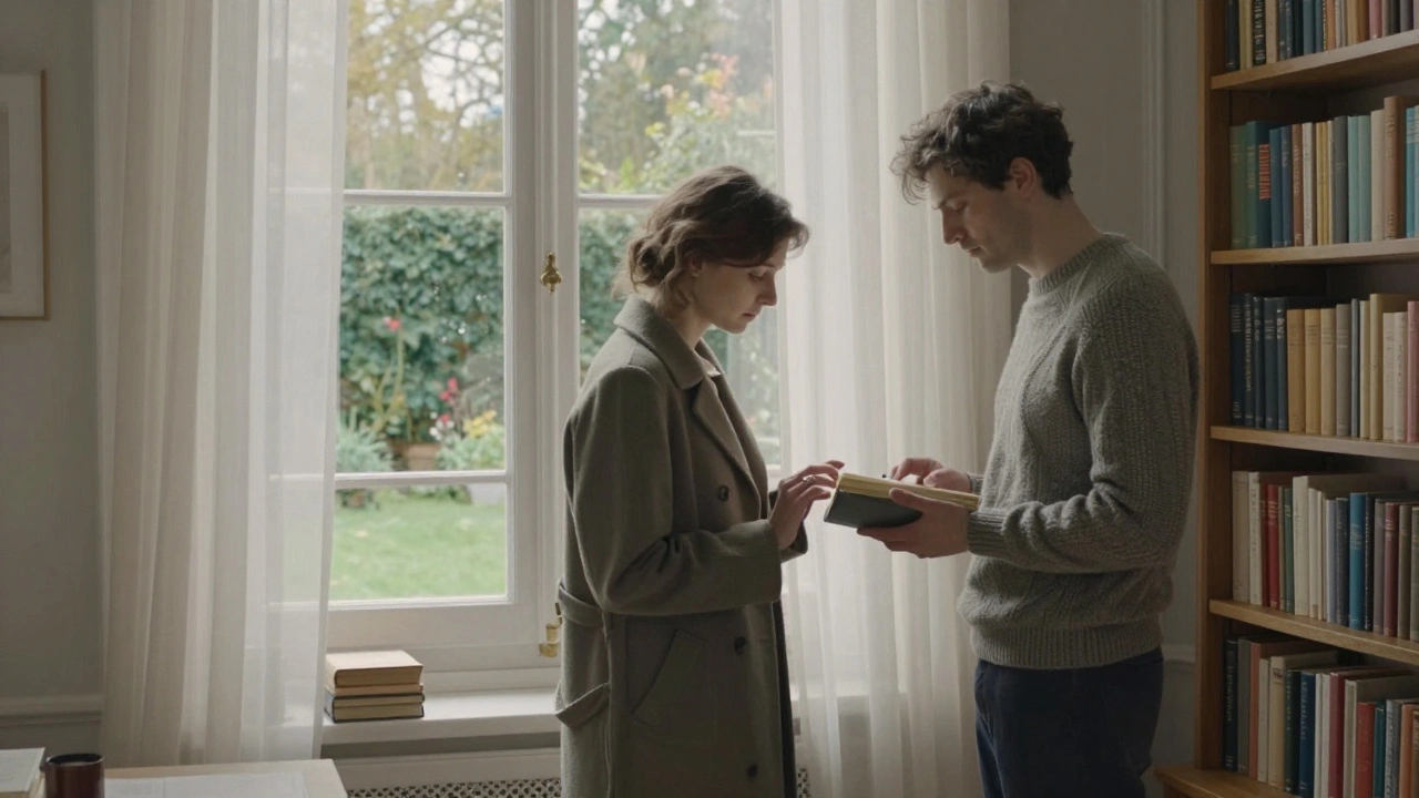 Un homme et une femme examinent un livre rare près d'une fenêtre donnant sur un jardin secret, lumière matinale douce.