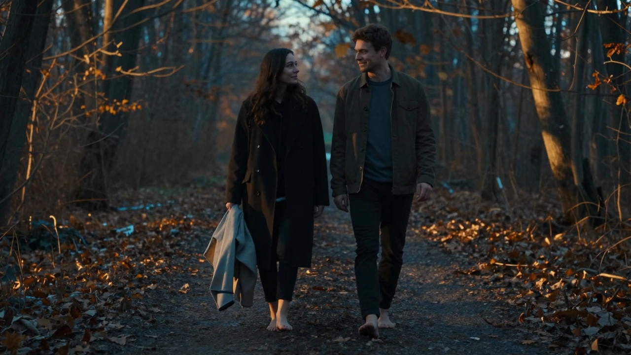 Un homme et une femme marchent pieds nus dans une forêt au crépuscule, silencieux mais proches, en synchronisation naturelle.